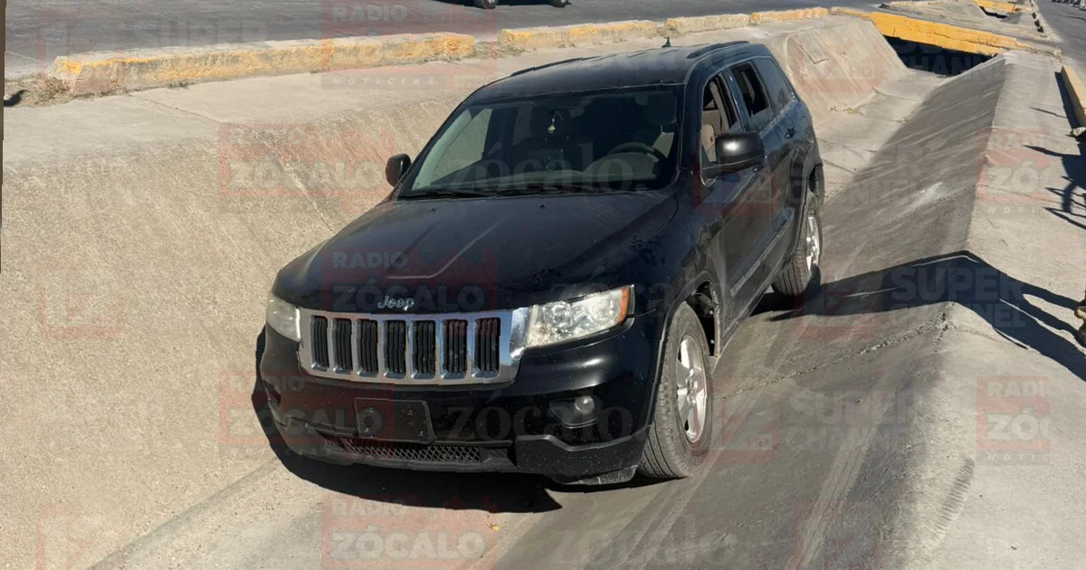 Camioneta cae a canal en La Misión; conductor militar resulta ileso