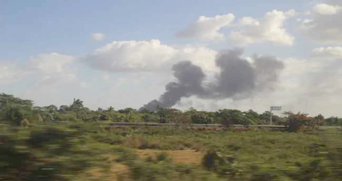 Una fuga en una línea de gas provocó una explosión en el Centro de Proceso Atasta, en Carmen, Campeche; Pemex reportó el incidente bajo control.
