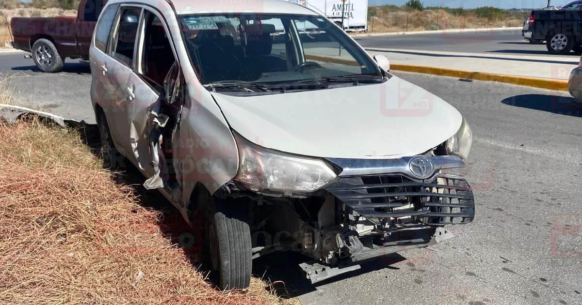 Provoca choque al rebasar por carril contrario en Los Olivos