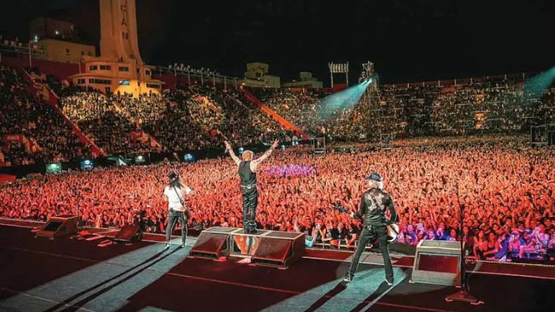 Cuando las luces se apagaron y los primeros acordes de 'Welcome to the Jungle' retumbaron, el público estalló.