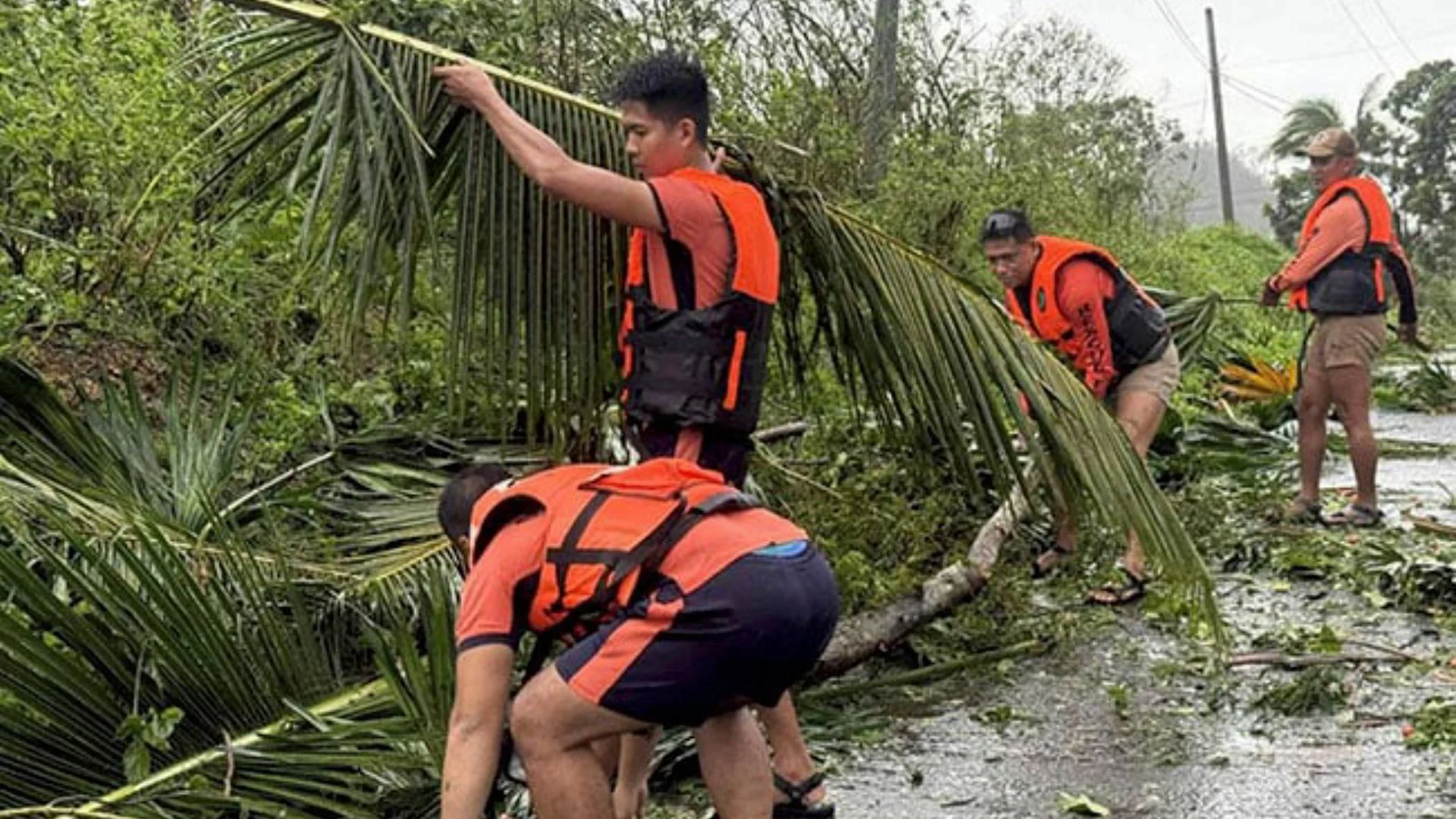 Se espera que atraviese el terreno montañoso del norte de Luzón para salir por el golfo de Lingayén, en el oeste de la isla por la mañana.