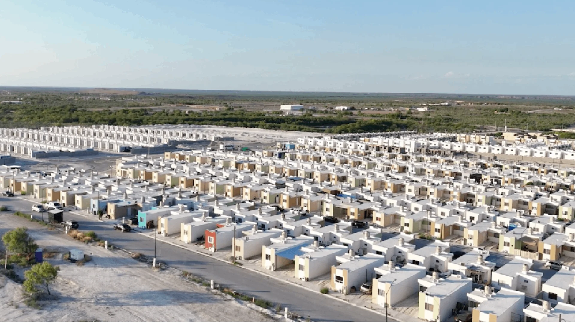 Las viviendas que manejan la mayoría de las constructoras ronda el millón 300 mil pesos, cantidad que dificulta a un trabajador conseguir el crédito que le permita poder comprarla.