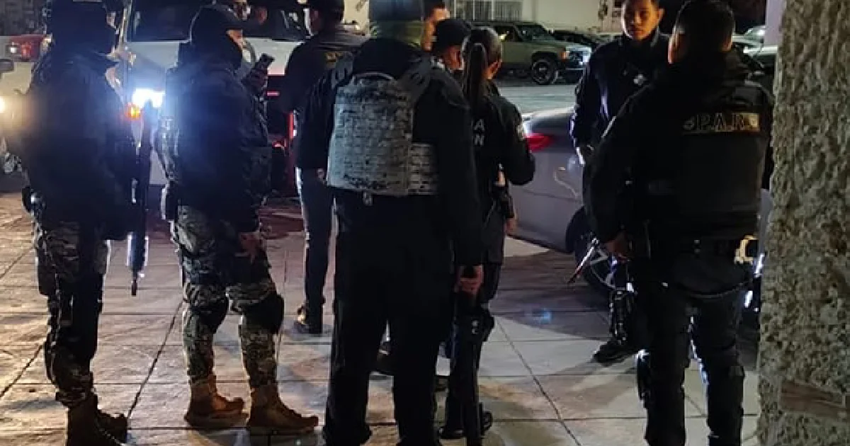 El detenido, identificado como Omar, fue trasladado en una patrulla a los módulos de detención por alterar el orden público