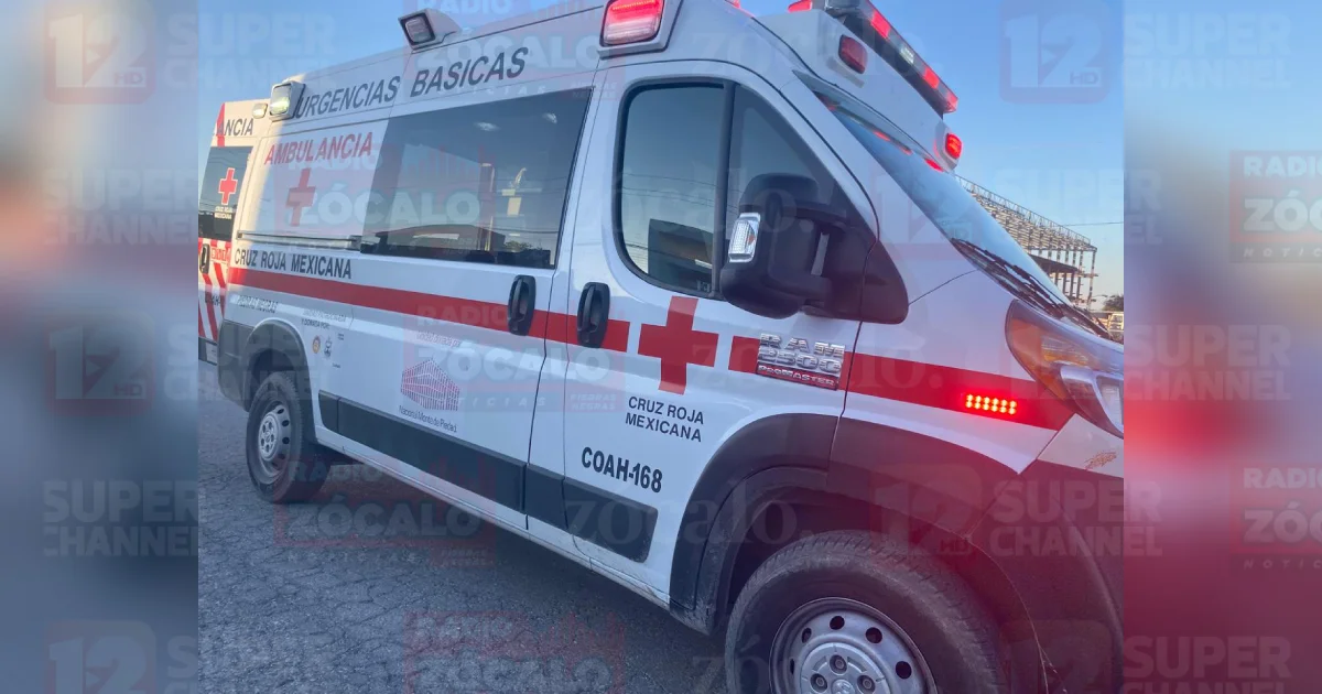 Camioneta invade carril y choca con motociclista en la Román Cepeda, lesionado es trasladado al Hospital General