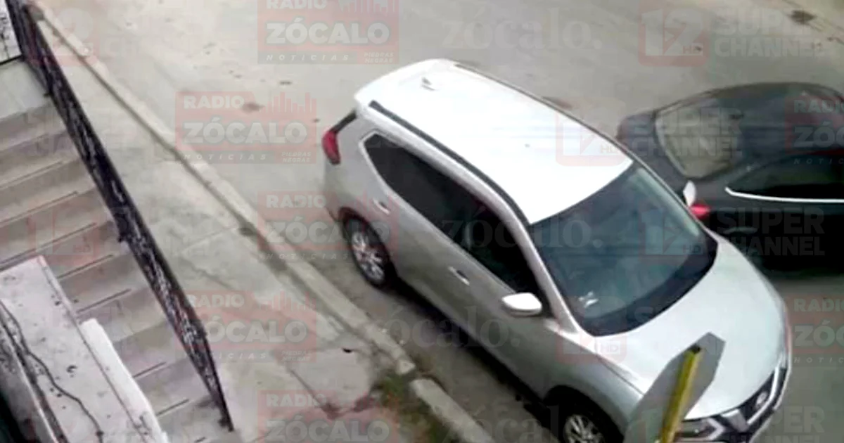 Choca vehículo estacionado y se da a la fuga en la Macroplaza