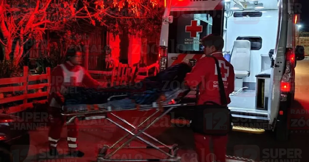 Paramédicos de la Cruz Roja atendieron a la joven madre y a su bebé recién nacido en su domicilio de Torreón antes de trasladarlos al Hospital General