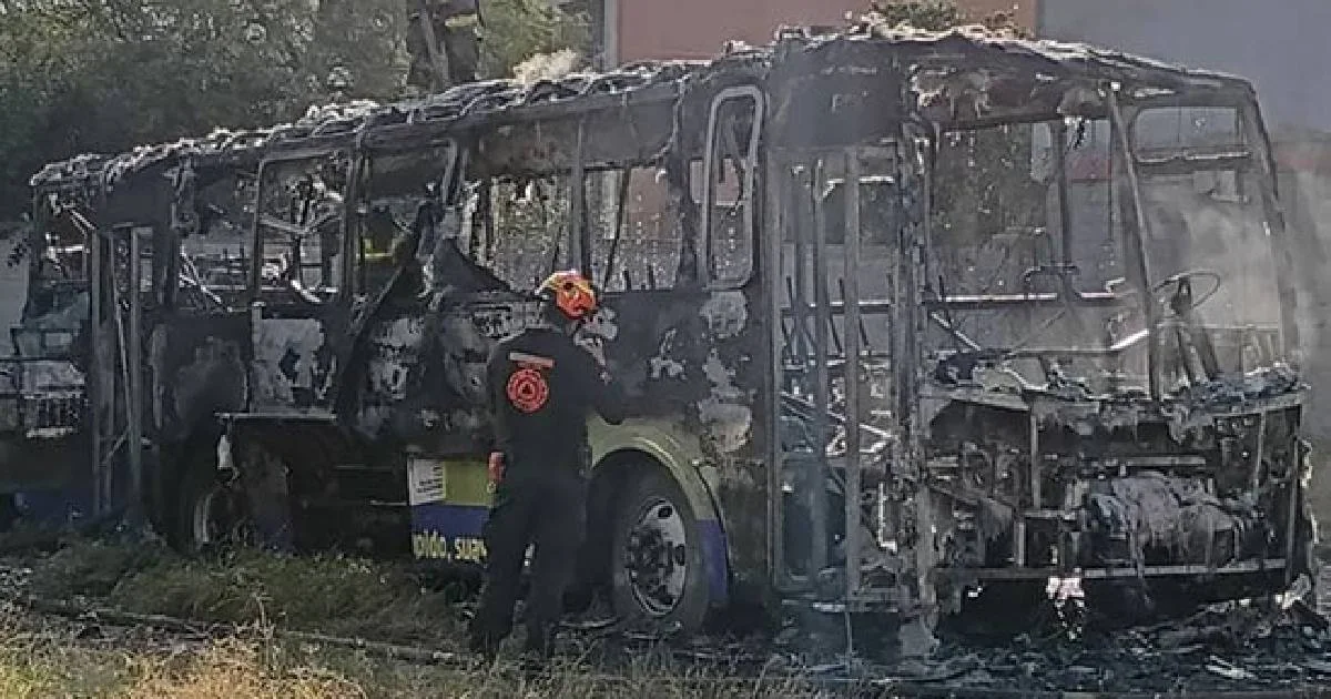 Bomberos Nuevo León acudieron al lugar y lograron contener y sofocar el fuego antes que se propagara a otras unidades.