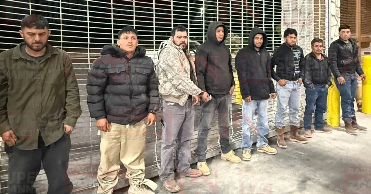 El grupo fue localizado en una zona desértica del sur de Texas, al norte de Acuña, caracterizada por su terreno accidentado y alta presencia de vigilancia fronteriza.