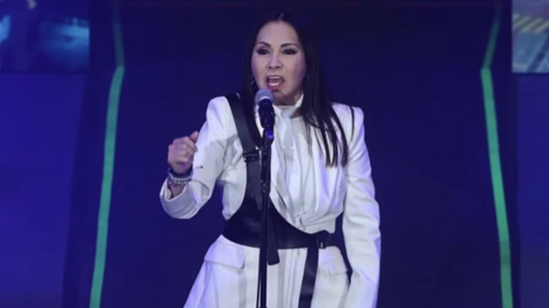 La cantautora ofeció su ‘más sentido pésame’ a Michoacán, Uruapan y Grecia Quiroz; además expresó que ‘México tiene que despertar’.