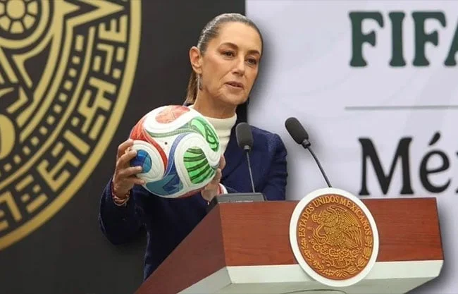 La presidenta indicó que regalará su boleto a una niña o joven que no tenga la oportunidad de acudir y que sea amante del futbol