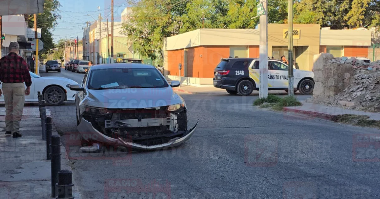 Omisión de alto provoca aparatoso accidente entre automóviles con placas de Texas en la zona Centro de Piedras Negras.