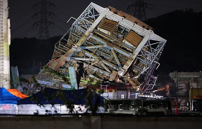 El medio indicó que las labores de búsqueda continúan casi una semana después del derrumbe, ya que otros dos trabajadores continúan atrapados.