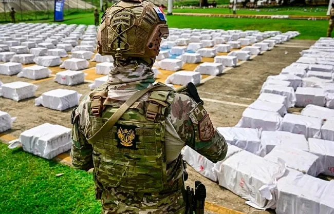 En el barco fueron detenidos sus diez tripulantes: un venezolano, un peruano, un colombiano, tres nicaragüenses y cuatro ecuatorianos