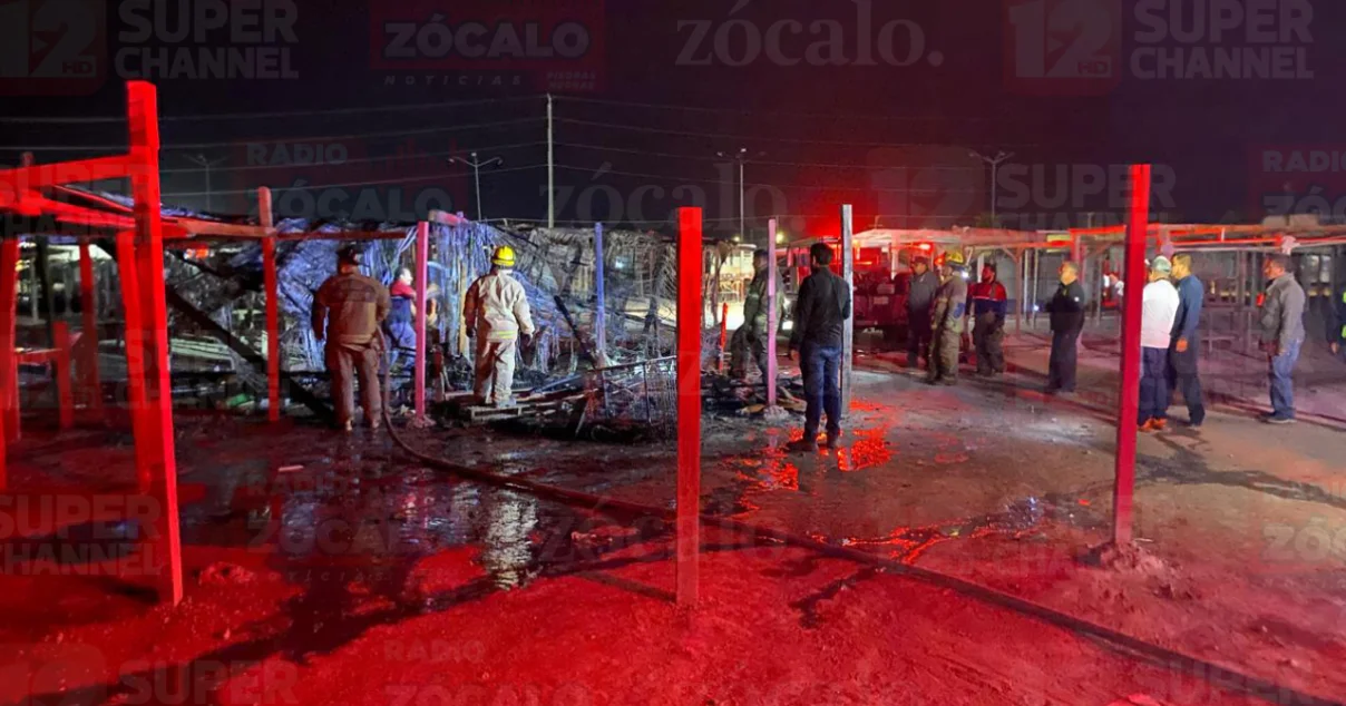 Elementos del Heroico Cuerpo de Bomberos acudieron al lugar y lograron sofocar el incendio