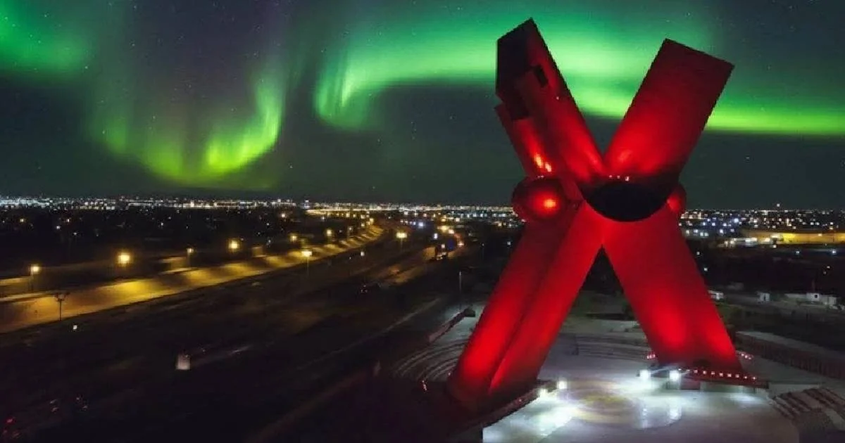 Auroras boreales iluminan cielos del norte de México en inusual fenómeno astronómico visible desde múltiples ciudades.