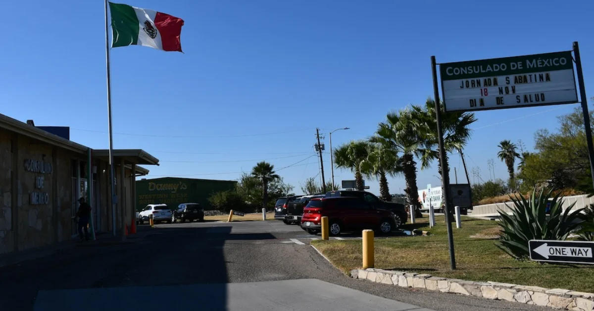 Previa cita para trámite de pasaporte, INE o matrícula consular