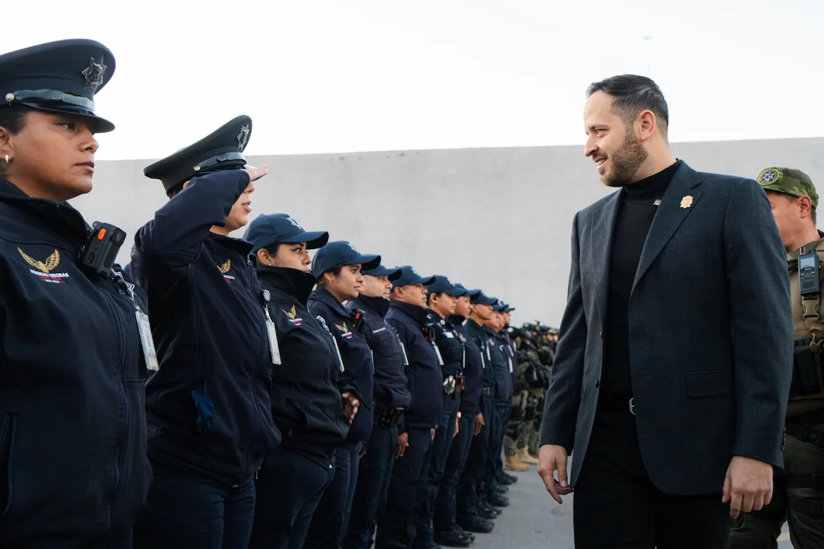 Durante la actividad, el alcalde saludó de manera personal a las y los elementos que integran la corporación, reconociendo su labor, disciplina y compromiso con la seguridad y bienestar de la comunidad nigropetense.