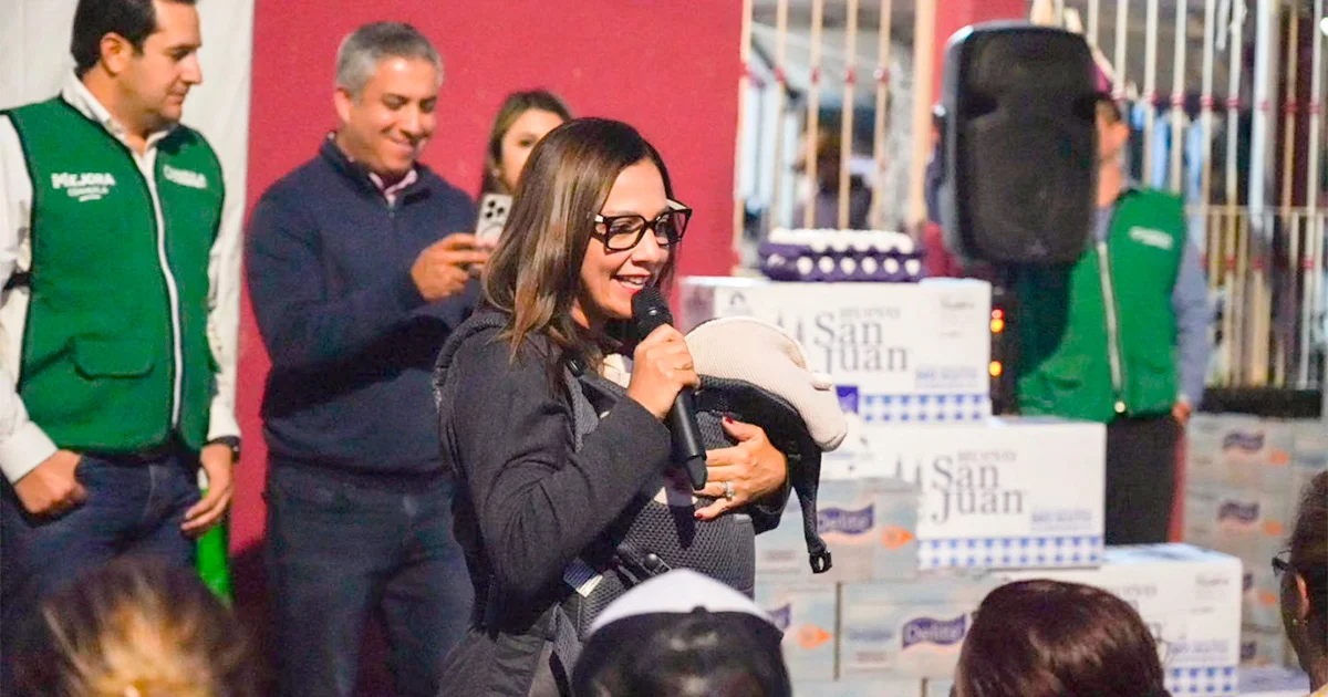 Entrega Mejora Coahuila apoyo alimenticio en la colonia hacienda La Laja