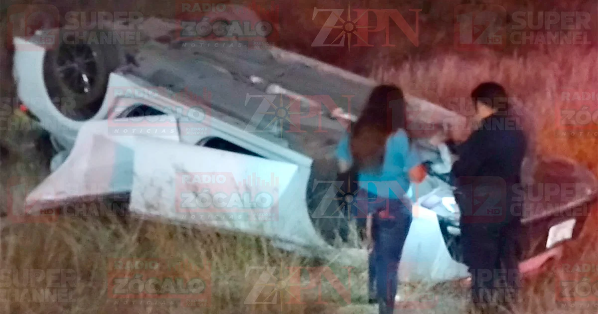 Una mujer que viajaba sola sufrió volcadura cuando circulaba de Múzquiz a Palaú, durante la noche de este miércoles en el paraje conocido como la Curva Guillén; autoridades y paramédicos de la Cruz Roja acudieron en su auxilio.