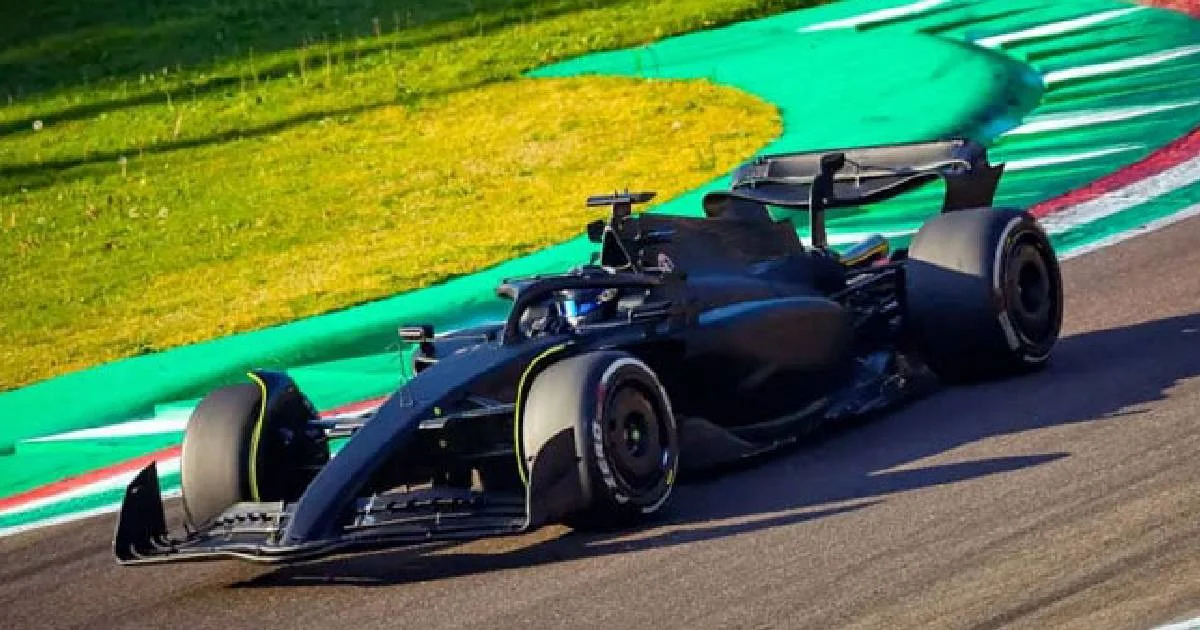 Checo Pérez regresa a la pista al volante de un Ferrari negro en el primer test de Cadillac en F1