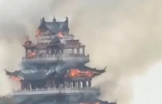 En redes sociales circularon imágenes que mostraban llamas de gran altura envolviendo el edificio de tres pisos.