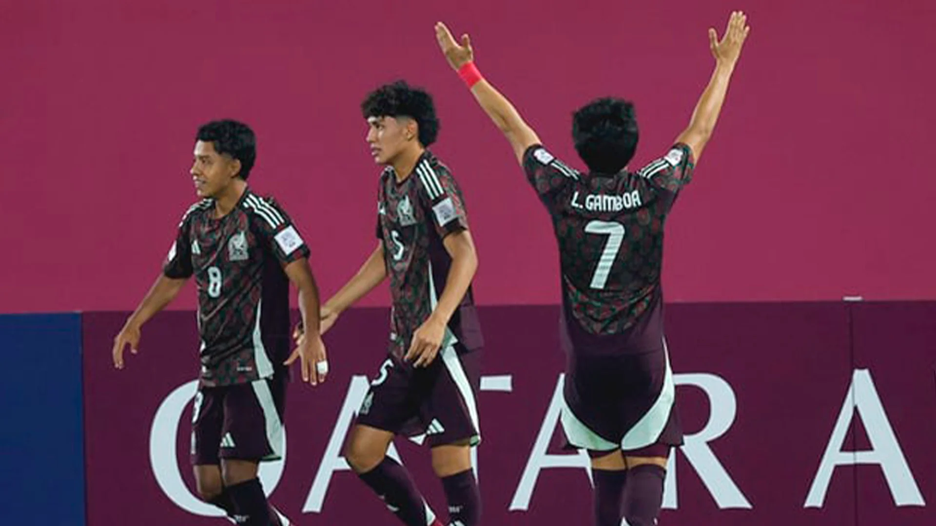 Aunque los Argentinos empataron 2-2 ante 🇲🇽 México en los 90', perdieron 5-4 en los penales y se quedaron afuera del certamen que se está disputando.