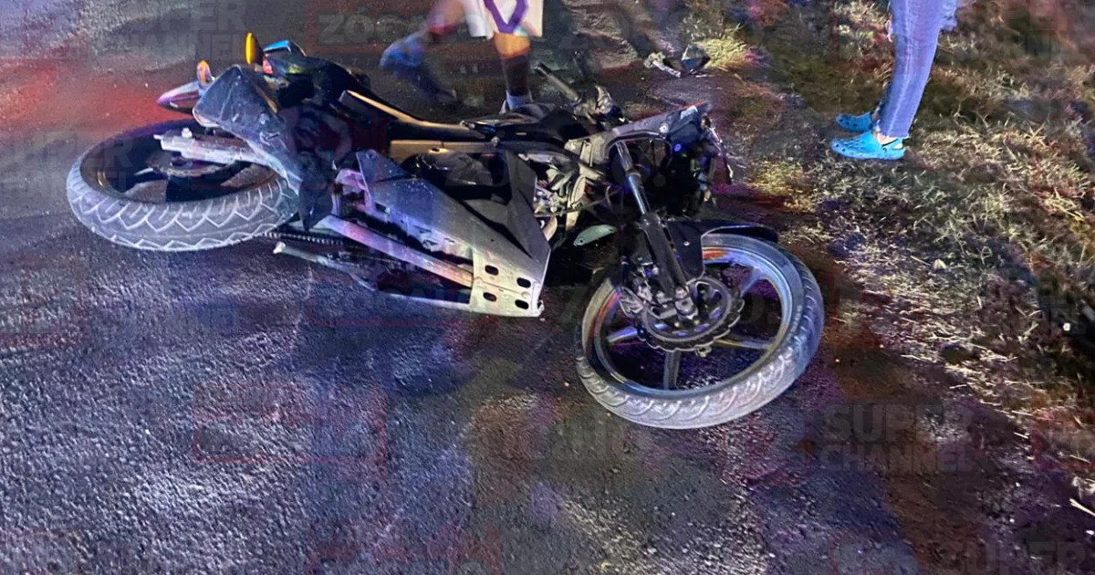 Paramédicos del Heroico Cuerpo de Bomberos acudieron al lugar y trasladaron al motociclista a un hospital para su valoración médica.