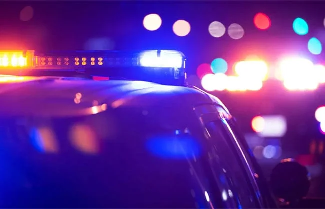 Un menor que iba rumbo a la escuela murió tras recibir un disparo accidental en un pleito de tránsito; un conductor fue detenido sin derecho a fianza.