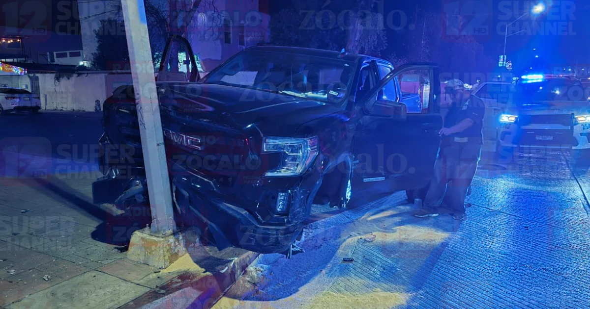 Choque frontal en Piedras Negras, auto invade carril y choca contra camioneta texana.