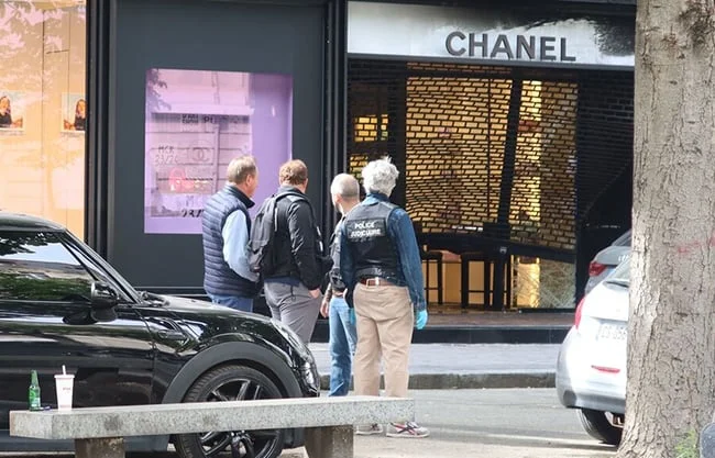 Cuatro individuos armados con rifles y un hacha intentaron asaltar la 'boutique', ubicada en una de las calles más prestigiosas de París.