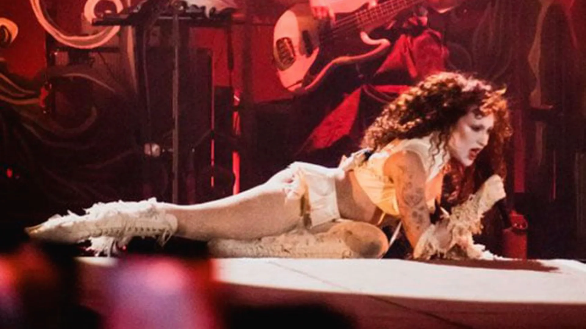 Como parte de su gira Visions of Damsels & Other Dangerous Things, la cantante, de 27 años, comenzó su show a las 23:06 horas.