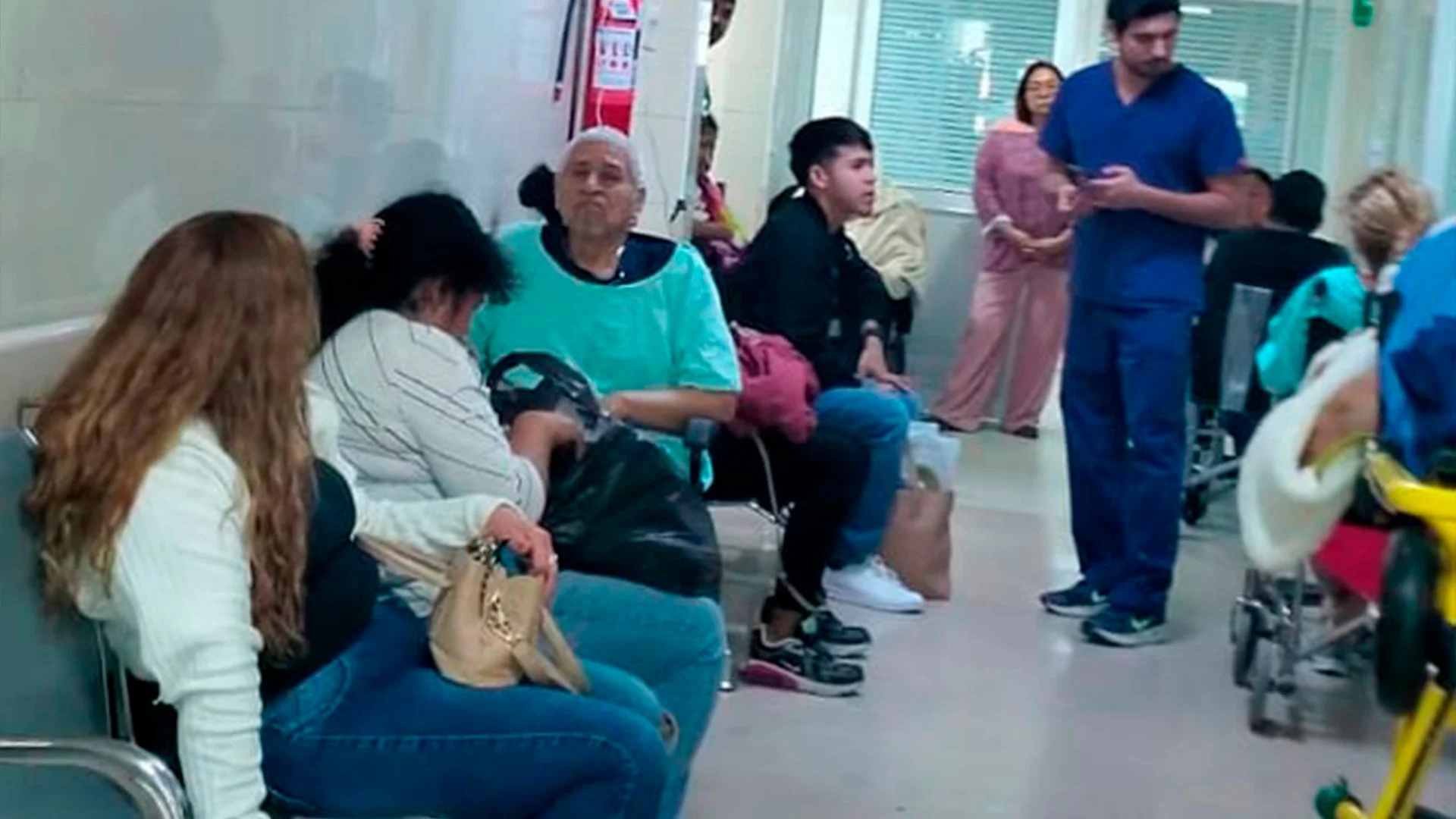 En el desbordado pasillo del área de urgencias en la Clínica 67 del IMSS los pacientes y sus familiares padecen por la saturación del hospital.