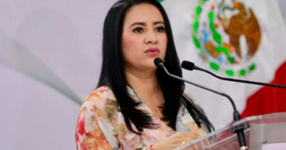 Secretaria de Michoacán exhibe collar de 434 mil pesos y bolsa de 68 mil en gira