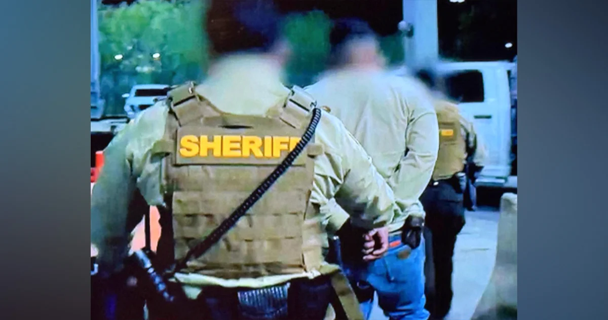 El prófugo fue entregado a oficiales del sheriff.