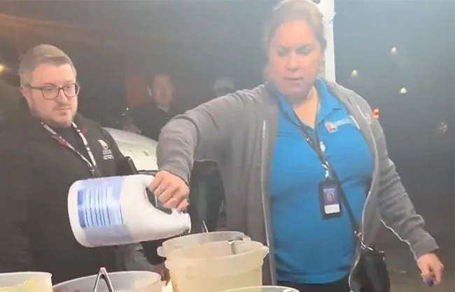 Inspectora vierte lejía en alimentos y desata polémica en puesto de tacos