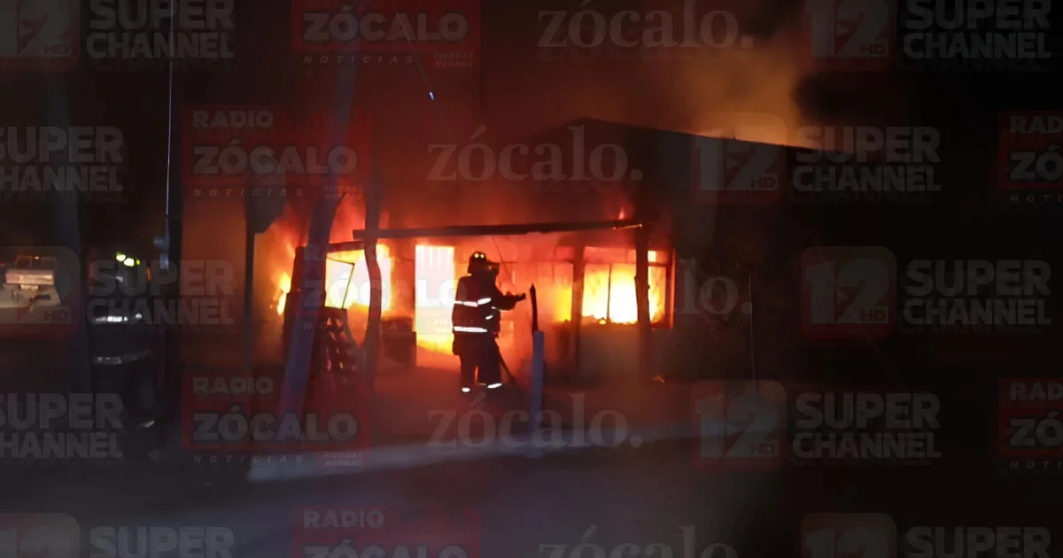 Los moradores de esa vivienda alcanzaron a salir antes de que las llamas se extendieran a más cuartos de la vivienda, poniéndose así a salvo.