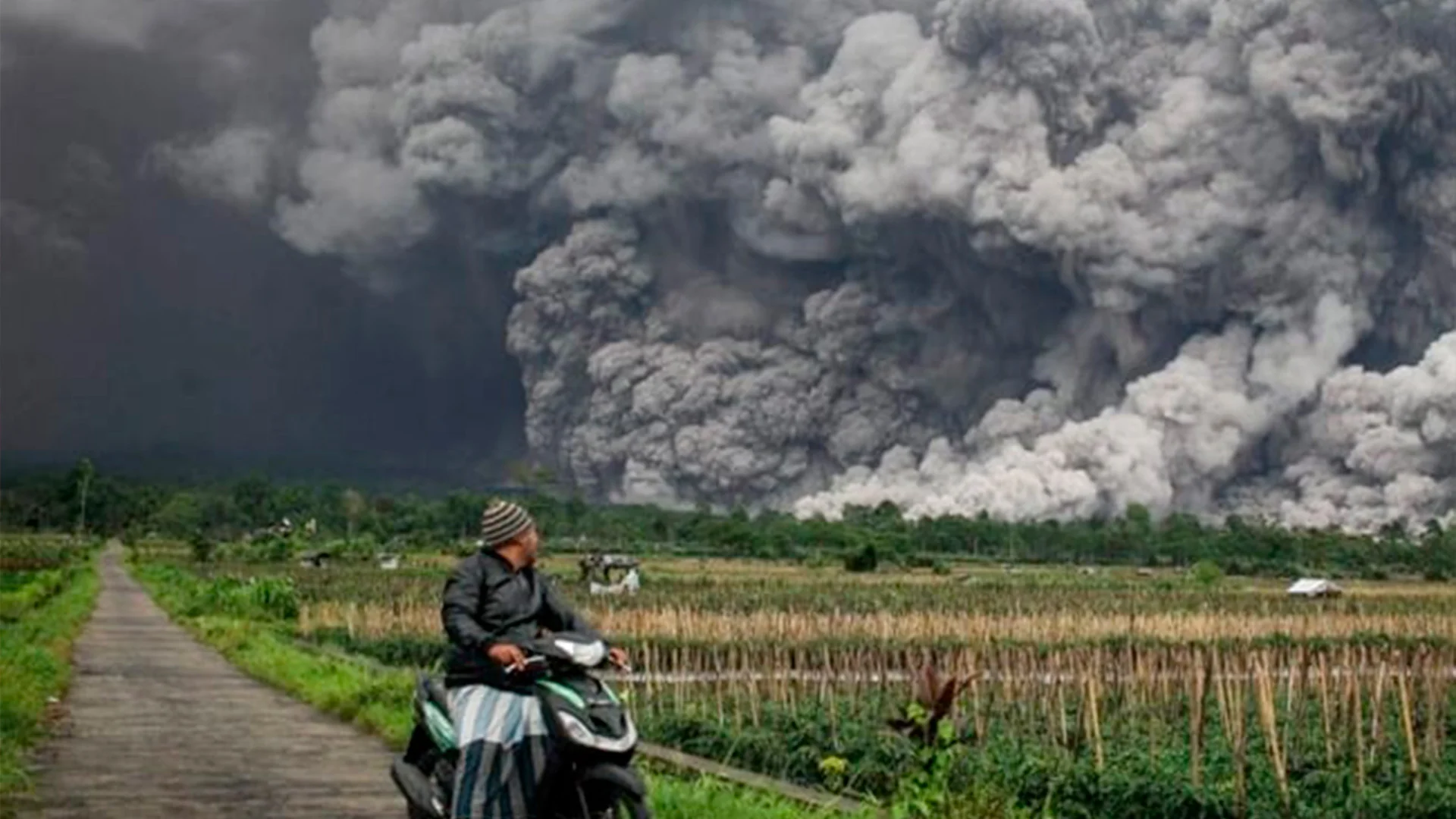 Volcán Semeru entra en erupción y deja imágenes impresionantes en la Isla de Java