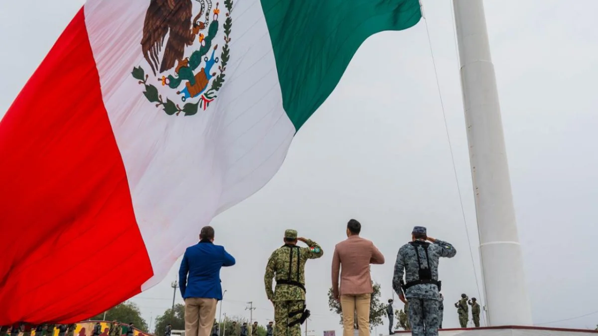 Autoridades municipales y militares presiden solemne Izamiento de la Bandera por aniversario de la Revolución Mexicana