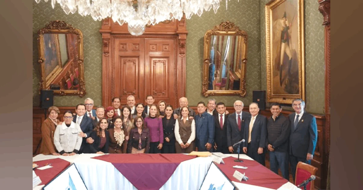 La Presidenta Sheinbaum se reunió en Palacio Nacional con los Gobernadores de Morena y PVEM para evaluar el abasto de medicamentos.