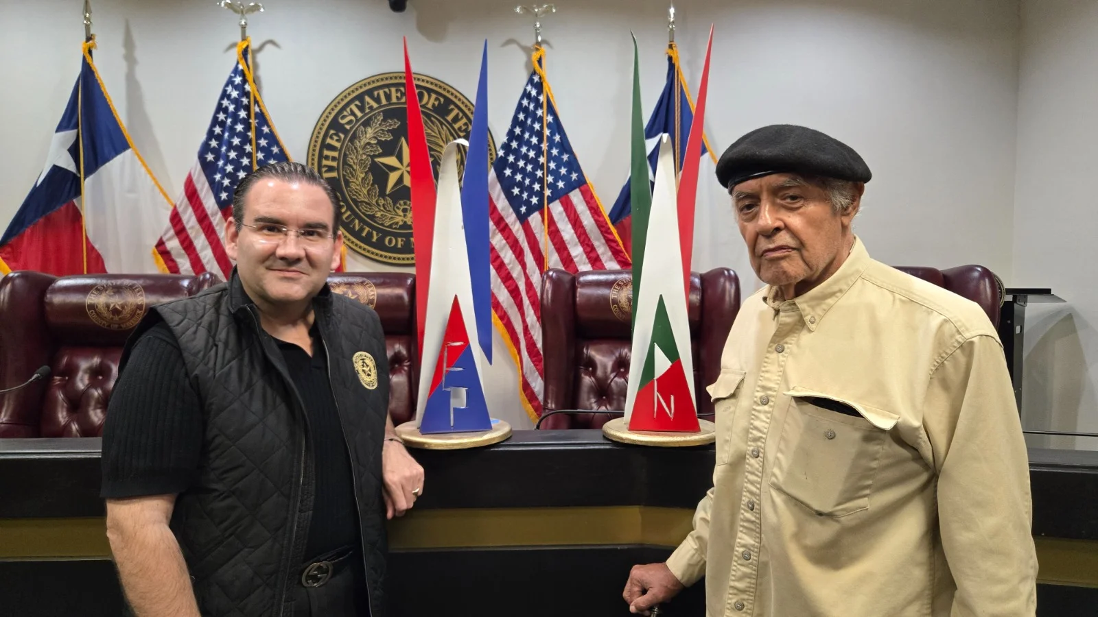 Dona Arturo Elizondo piezas que fortalecerán el patrimonio cultural del Condado