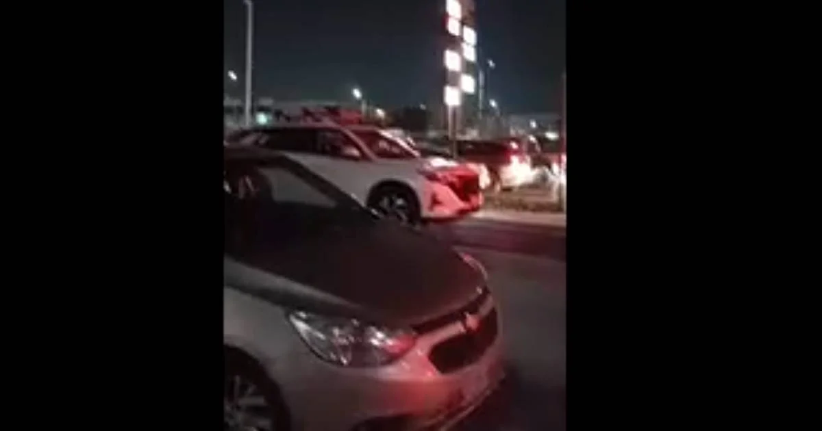 Taxista narra caos vial: viajeros tuvieron que caminar al Aeropuerto de Monterrey tras fuerte congestionamiento