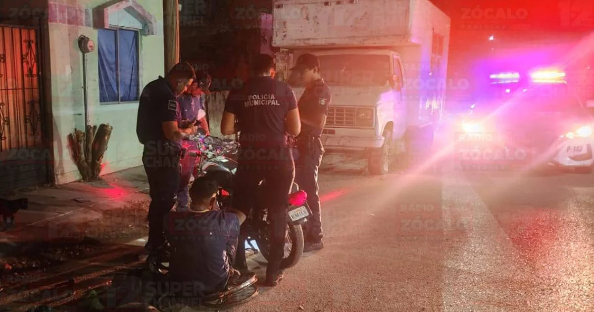 Motociclista resulta lesionado tras impacto contra camioneta estacionada