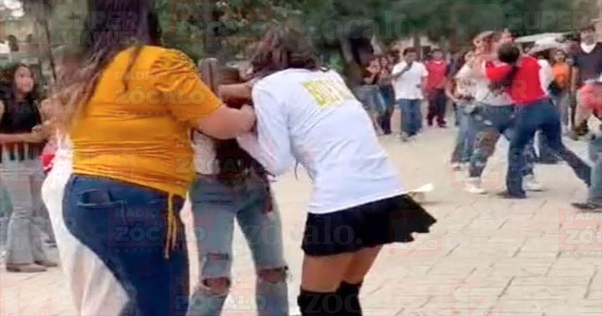 Vergonzosa exhibición dieron alumnas de distintos planteles cuando luego de culminar el desfile protagonizaron distintas riñas en plena plaza principal.