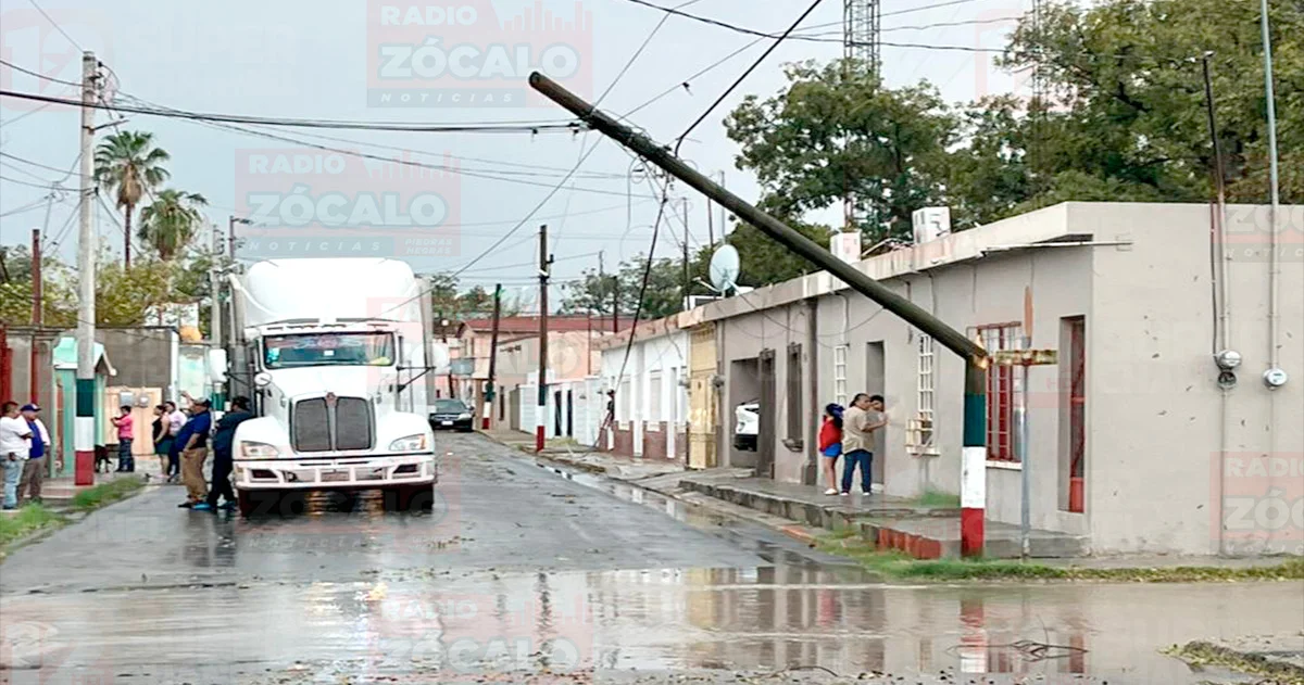 La tromba que se presentó hace unas horas dejó daños en techumbres de láminas de viviendas, árboles caídos y varios postes de teléfono destrozados.