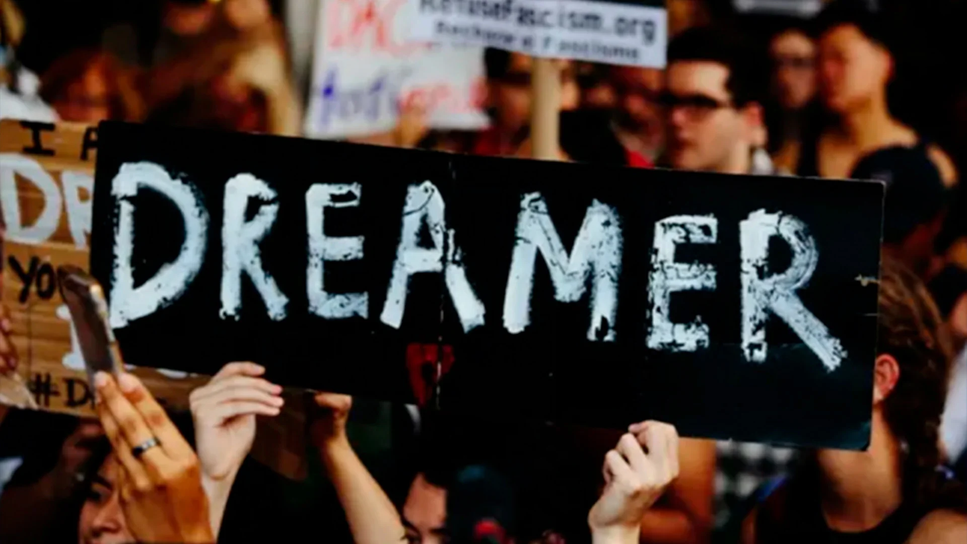 Juez ordena reactivar protección migratoria para jóvenes vulnerables en EU