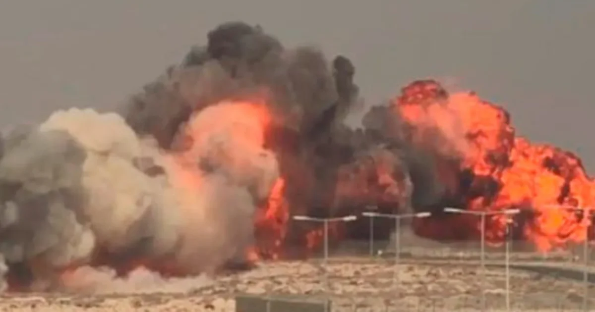 Un avión se estrella durante una exhibición en el Dubai Air Show