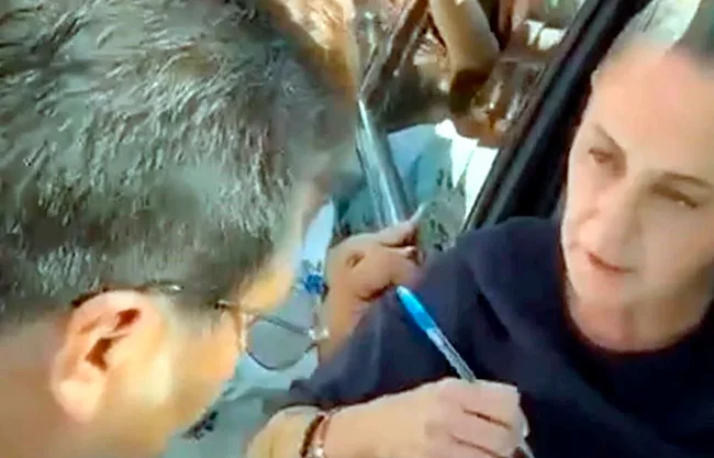 Alcanza CNTE convoy de CSP en Chiapas; le entregan escritos