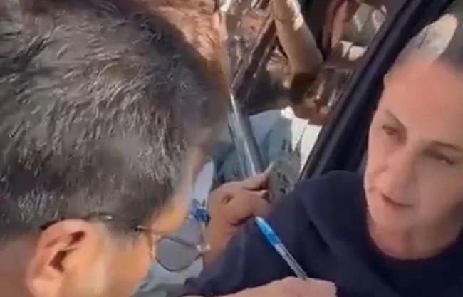 Entre empujones y demandas, maestros logran que Sheinbaum firme oficios en Tuxtla