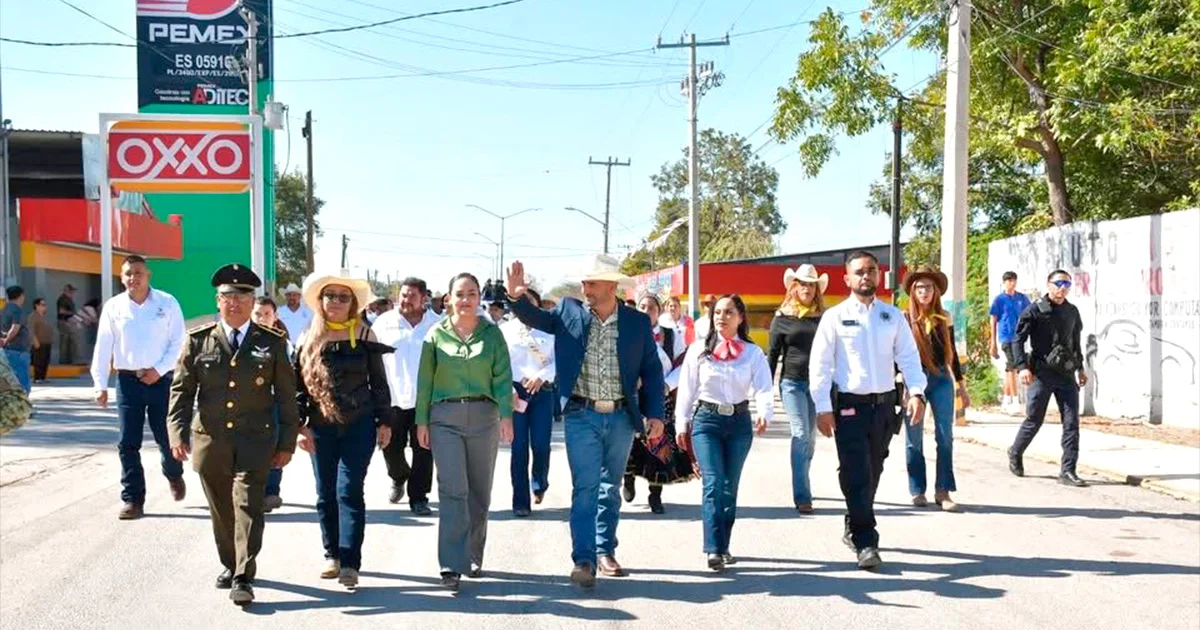 El alcalde de Nava Iván Ochoa Rodríguez encabezó la ceremonia cívica y el desfile conmemorativo del 115 aniversario de la Revolución Mexicana, actividades en las que participaron cientos de estudiantes y familias navaenses.
