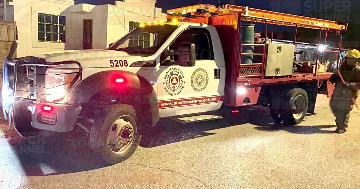 Familia escapa minutos antes de que su auto quedará en llamas probable corto circuito provoca incendio.